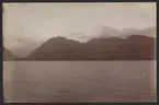 Bilden visar förmodligen Eldslandets och/eller Patagoniens berg- och fjordlandskap som fotograferades under Vanadis världsomsegling.