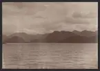 Bilden visar Eldslandets berg- och fjordlandskap som fotograferades under Vanadis världsomsegling.