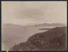 Bilden visar berg- och fjordlandskap i Magellans sund som fotograferades under Vanadis världsomsegling.