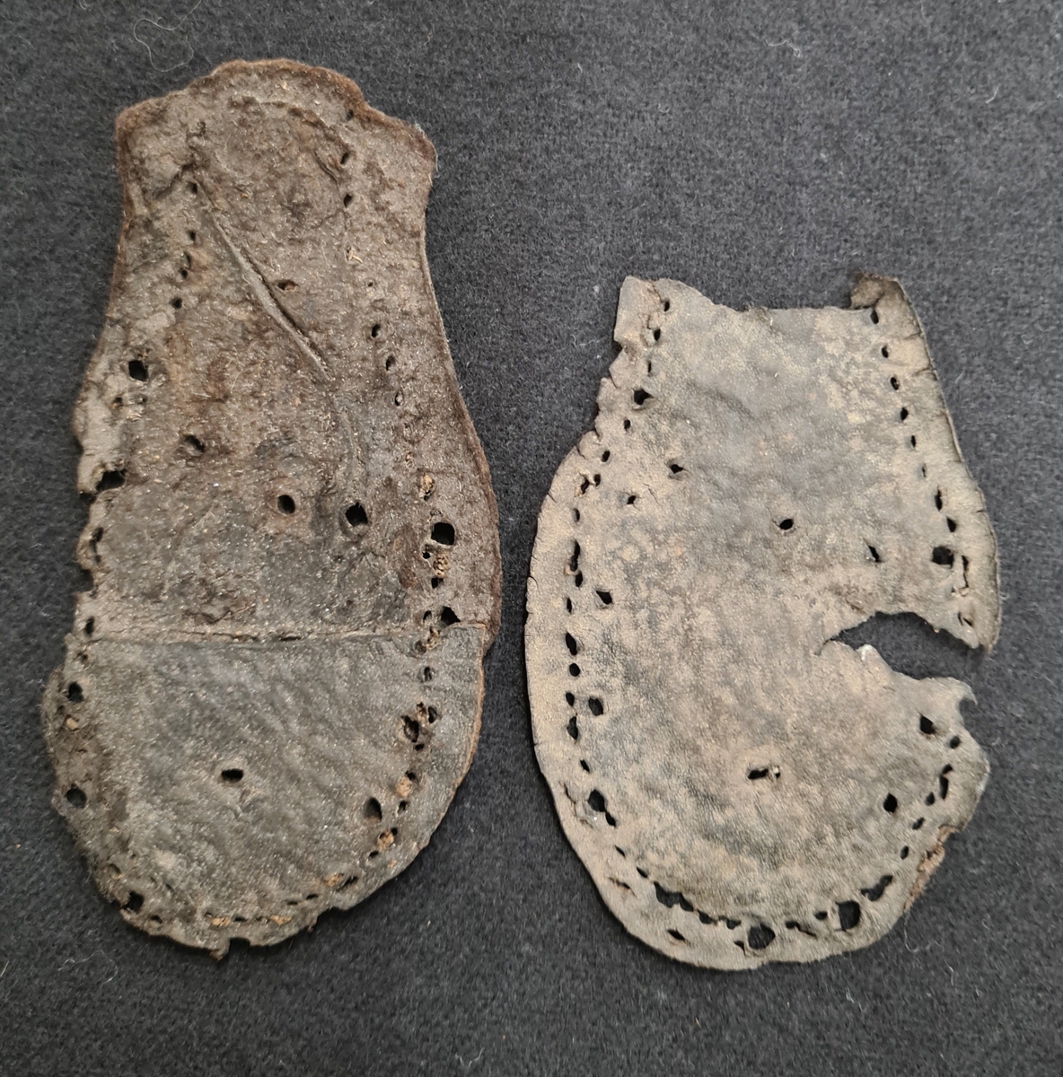 BRÄTTE. LUNDBERG. VÄSTRA BRUNNEN. Fragment av läderskor, 39 st.

År 1943 utförde arkeolog Erik B. Lundberg från riksantikvarieämbetet en arkeologisk utgrävning av den forna staden Brätte.
