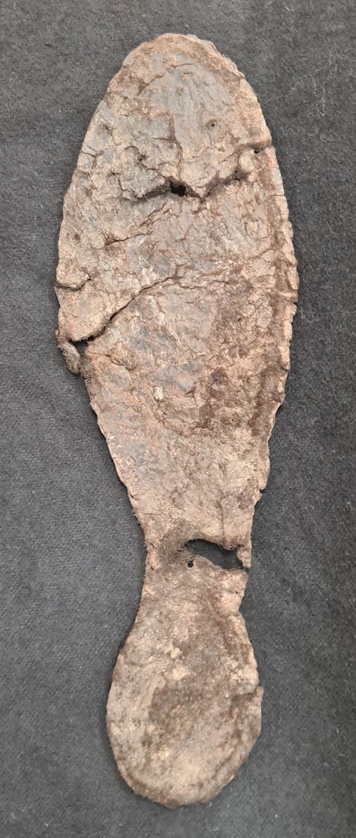BRÄTTE. LUNDBERG. VÄSTRA BRUNNEN. Fragment av läderskor, 39 st.

År 1943 utförde arkeolog Erik B. Lundberg från riksantikvarieämbetet en arkeologisk utgrävning av den forna staden Brätte.