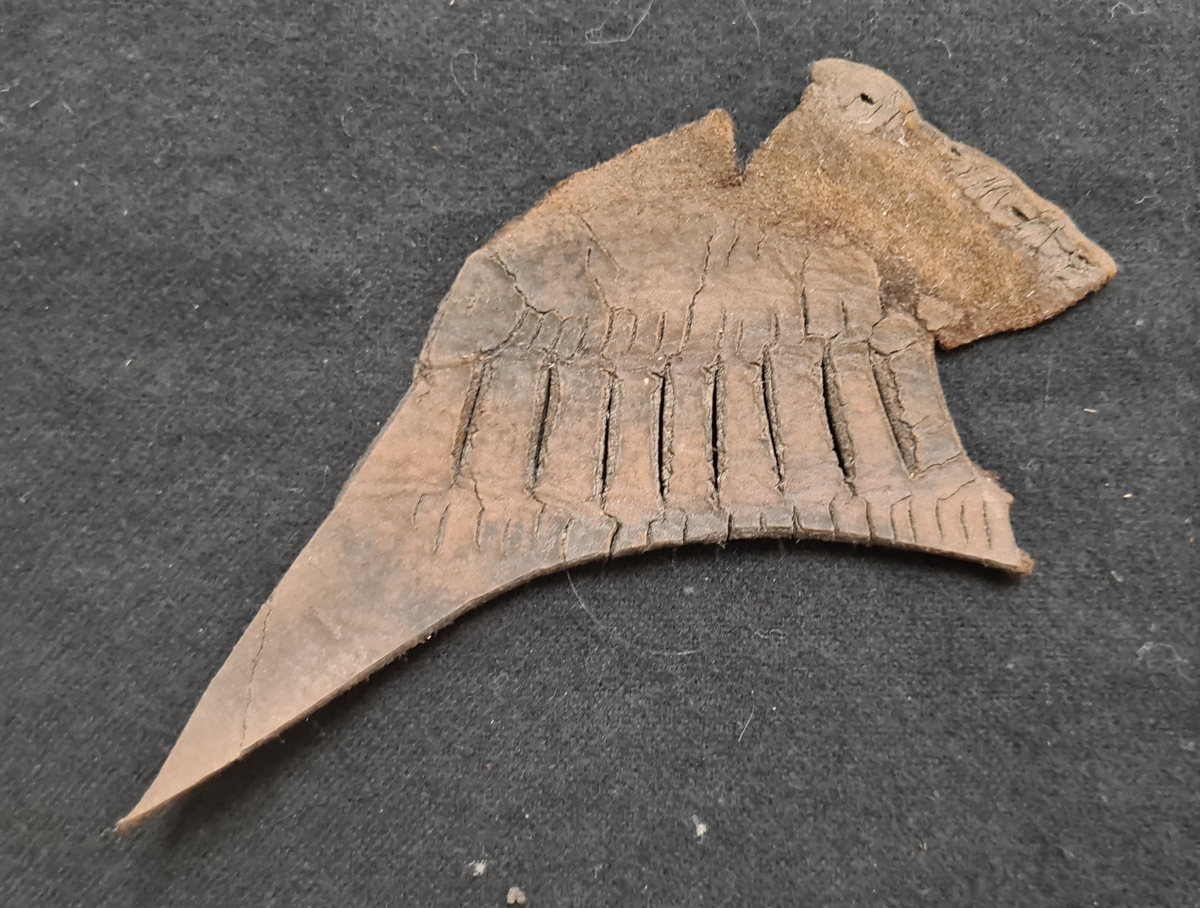 BRÄTTE. LUNDBERG. VÄSTRA BRUNNEN. Fragment av läderskor, 39 st.

År 1943 utförde arkeolog Erik B. Lundberg från riksantikvarieämbetet en arkeologisk utgrävning av den forna staden Brätte.