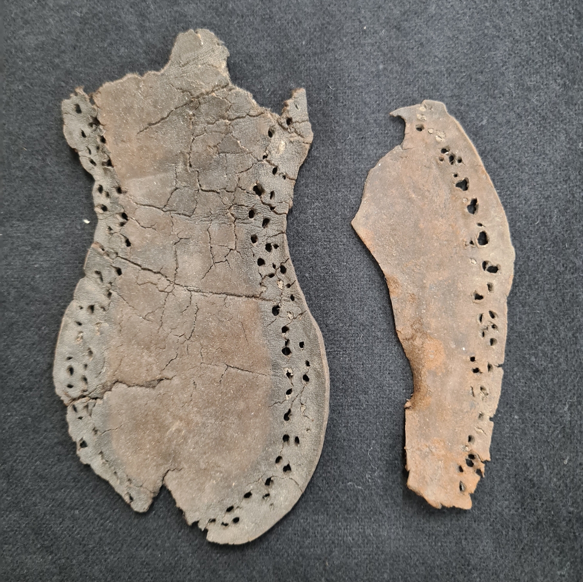 BRÄTTE. LUNDBERG. VÄSTRA BRUNNEN. Fragment av läderskor, 39 st.

År 1943 utförde arkeolog Erik B. Lundberg från riksantikvarieämbetet en arkeologisk utgrävning av den forna staden Brätte.