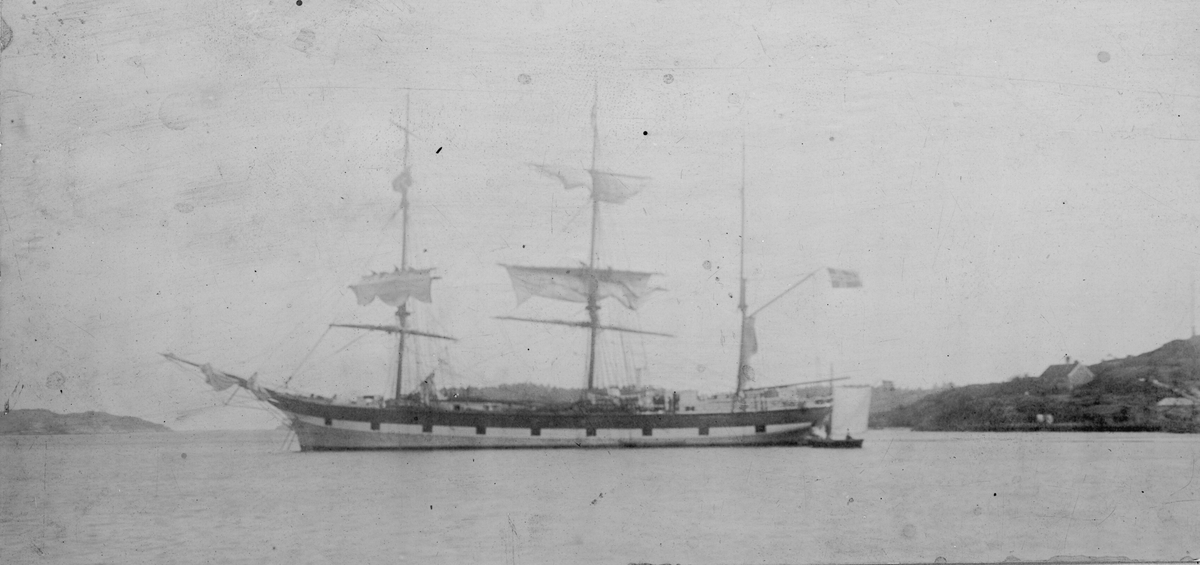 Bark “Tasmania” 1901, på Lillesands havn. 
1903 omdøpt “Lillesand.” 
Foto, gulnet, på kartong.