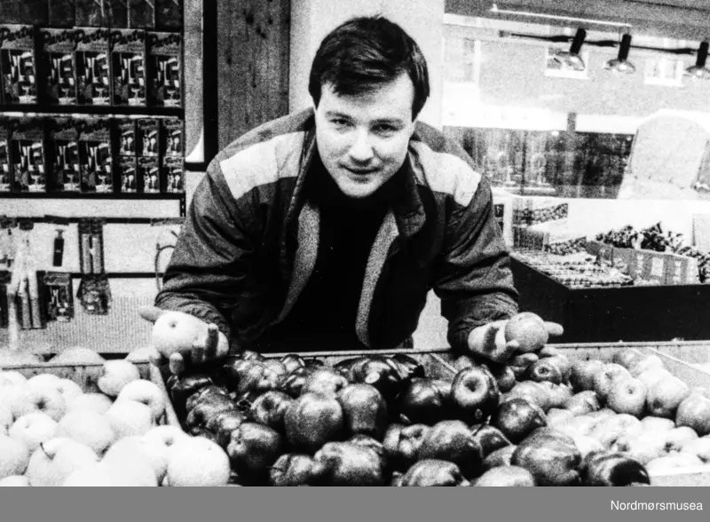 Frukt og grønt med Eilif Odde. Fra en artikkel om Grede Roede-kurs i Tidens Krav av 12. januar 1985. Bildet er fra avisa Tidens Krav sitt arkiv i tidsrommet 1970-1994.