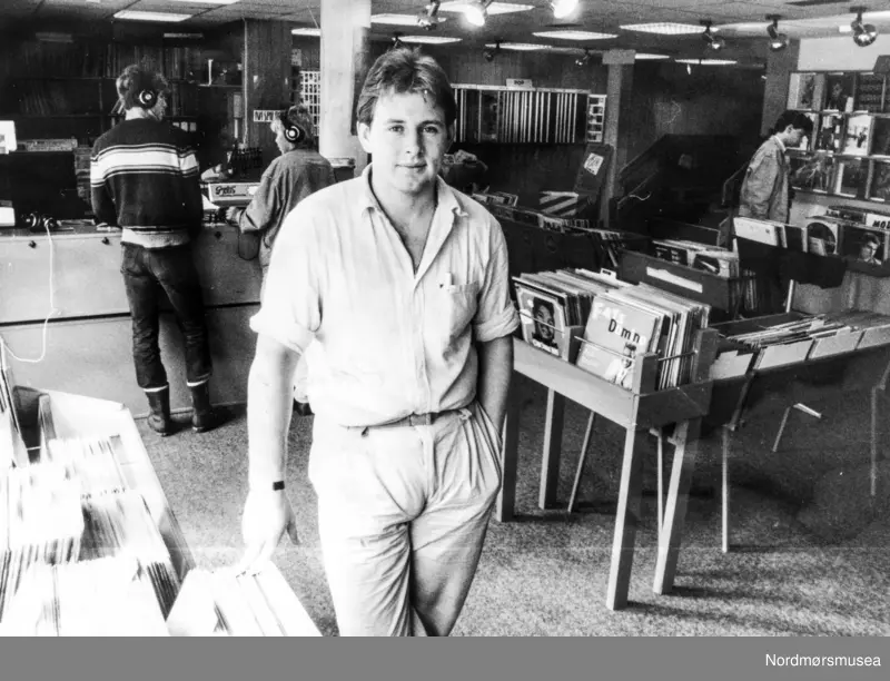 Atle i Oddstøl Radio. Trolig fra midten av 1980-tallet. Bildet er fra avisa Tidens Krav sitt arkiv i tidsrommet 1970-1994.