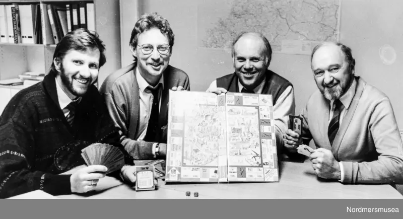 Kristiansund har fått sitt Monopol-spill. Det melder Tidens Krav av 7. februar 1989. De som lanserer Kristiansundsmonopolet er (f. v.) Svein Gran, Nils Heggem, Sverre Oddstøl og Bernt Gulla. Bildet er fra avisa Tidens Krav sitt arkiv i tidsrommet 1970-1994.