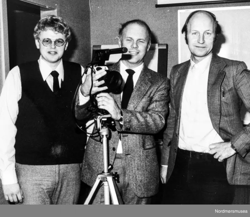 Nå skal det lages lokal-TV. Det melder Tidens Krav av 29. september 1983. Operaen og NKTV går sammen og etablerer felles fjernsynsselskap. Her ser vi tre sentrale personer bak etableringen av Nordmøre Lokal-TV A.s: (f.v.) Odd Williamsen, Sverre Oddstøl og Operasjef Olav Grytnes. Bildet er fra avisa Tidens Krav sitt arkiv i tidsrommet 1970-1994.