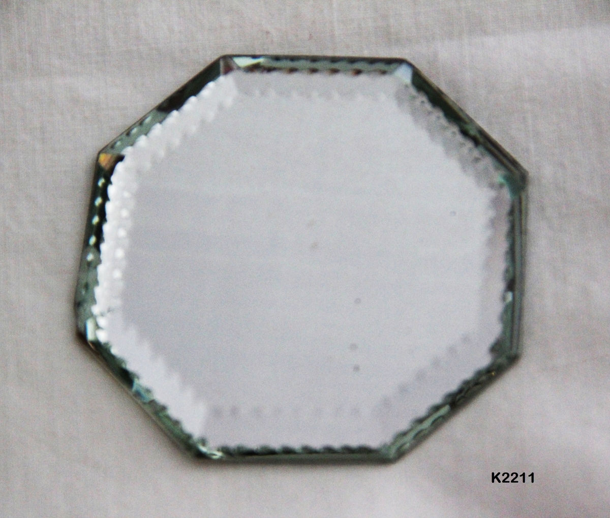 Speil-platåer, til blomstervaser og lign. 1920-årene. 
Tykt speilglass, kantere slepne med ellipseborder. 
8-kantet form.