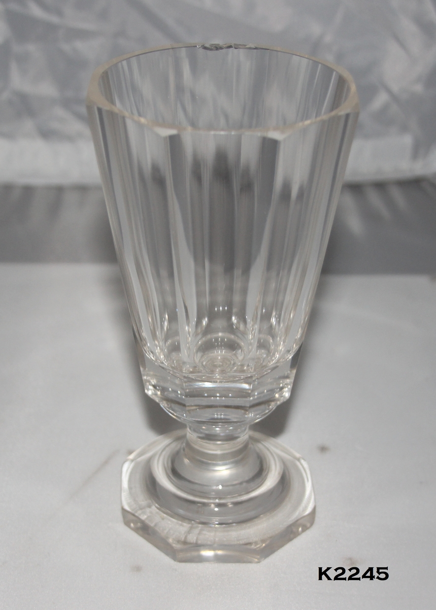 Blomsterglass:
8-kantet fot, 1 cm. tykk, ytterste del flat, hvelvet innover mot den korte stett.
8-kantet cupa med rette sider, oppoverskrånende.
Innvendig rund.