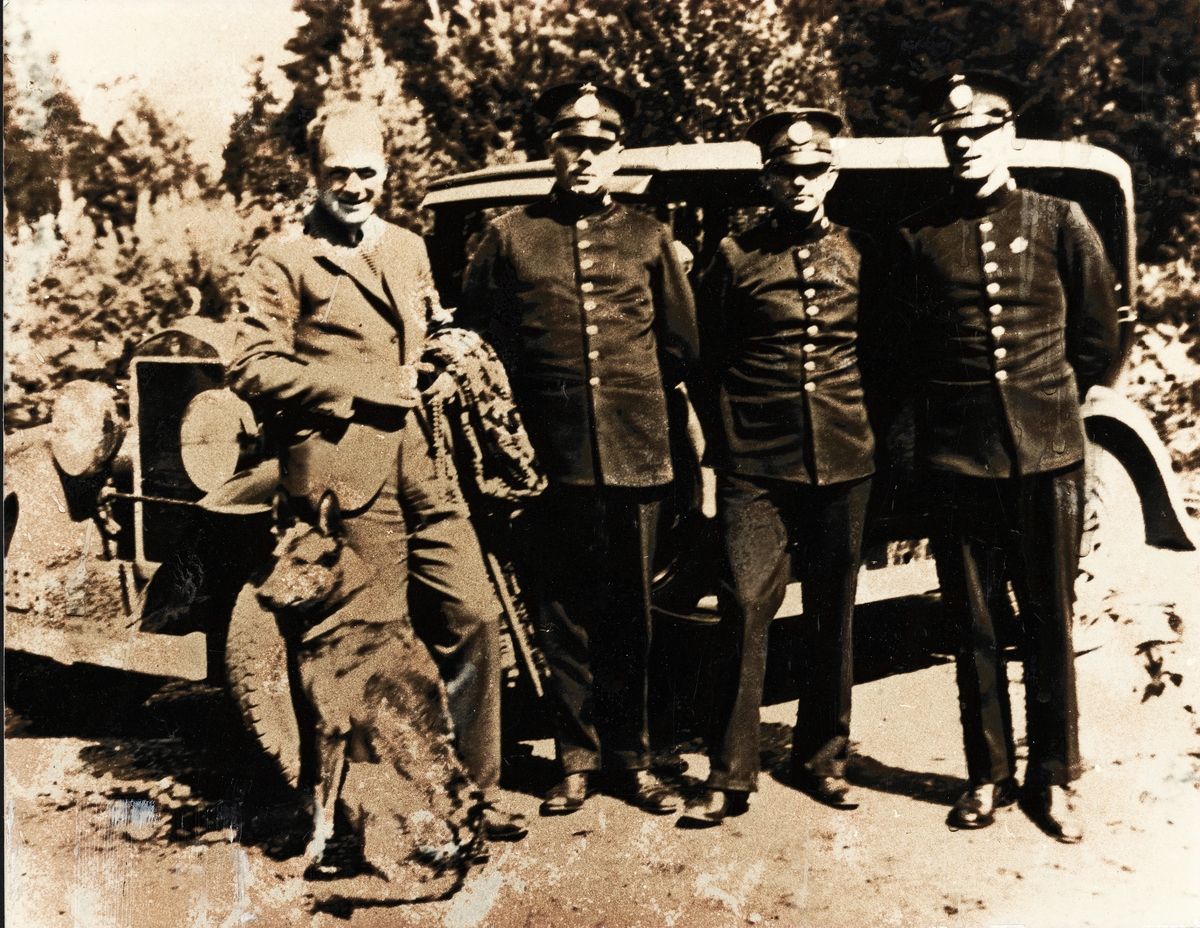 Statspolisen 28/7 1934, troligen någonstans utanför Tingsryd.
Landsfiskal Tjellvar Andersson med hund och poliskonstaplarna Axel Nordström, Sture Ivarsson och Bertil Strömberg.