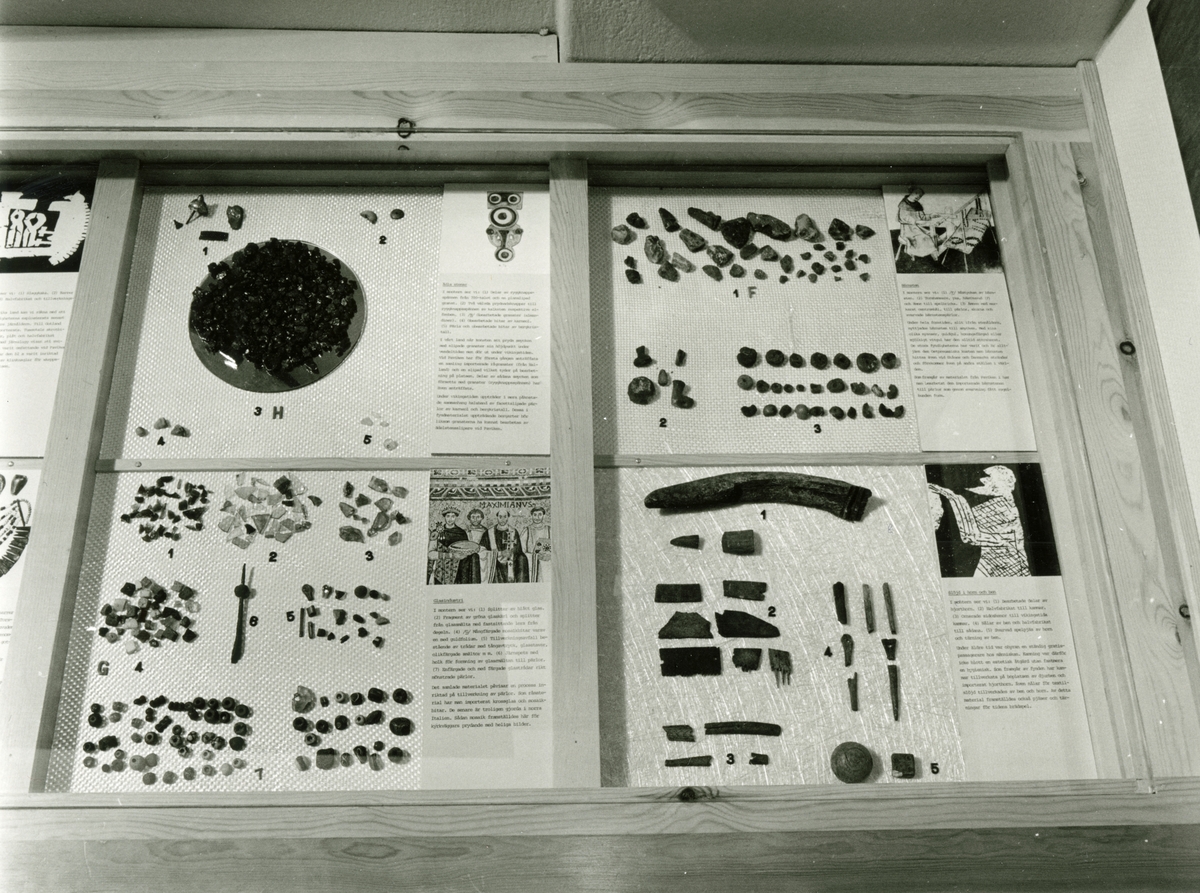 Sjöhistoriska museets permanenta utställning fotograferad 1987. Monter som visar äldre sjöfynd i form av fragment av ädelsten, glas, bärnsten, horn och ben.