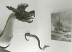 Sjöhistoriska museets permanenta utställning fotograferad 1987. Drakhuvud och -svans tillsammans med Jacob Häggs målning 
