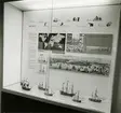 Sjöhistoriska museets permanenta utställning fotograferad 1987. Monter visande 1600-talets sjöfart. Text och fartygsmodeller.