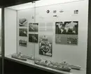 Sjöhistoriska museets permanenta utställning fotograferad 1987. Monter som visar 1900-talets sjöfart. Text och fartygsmodeller.