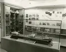 Sjöhistoriska museets permanenta utställning fotograferad 1987. Modell av flytdocka hos AB Götaverken i Göteborg. I bakgrunden en skärmvägg om utbildningsvägar.