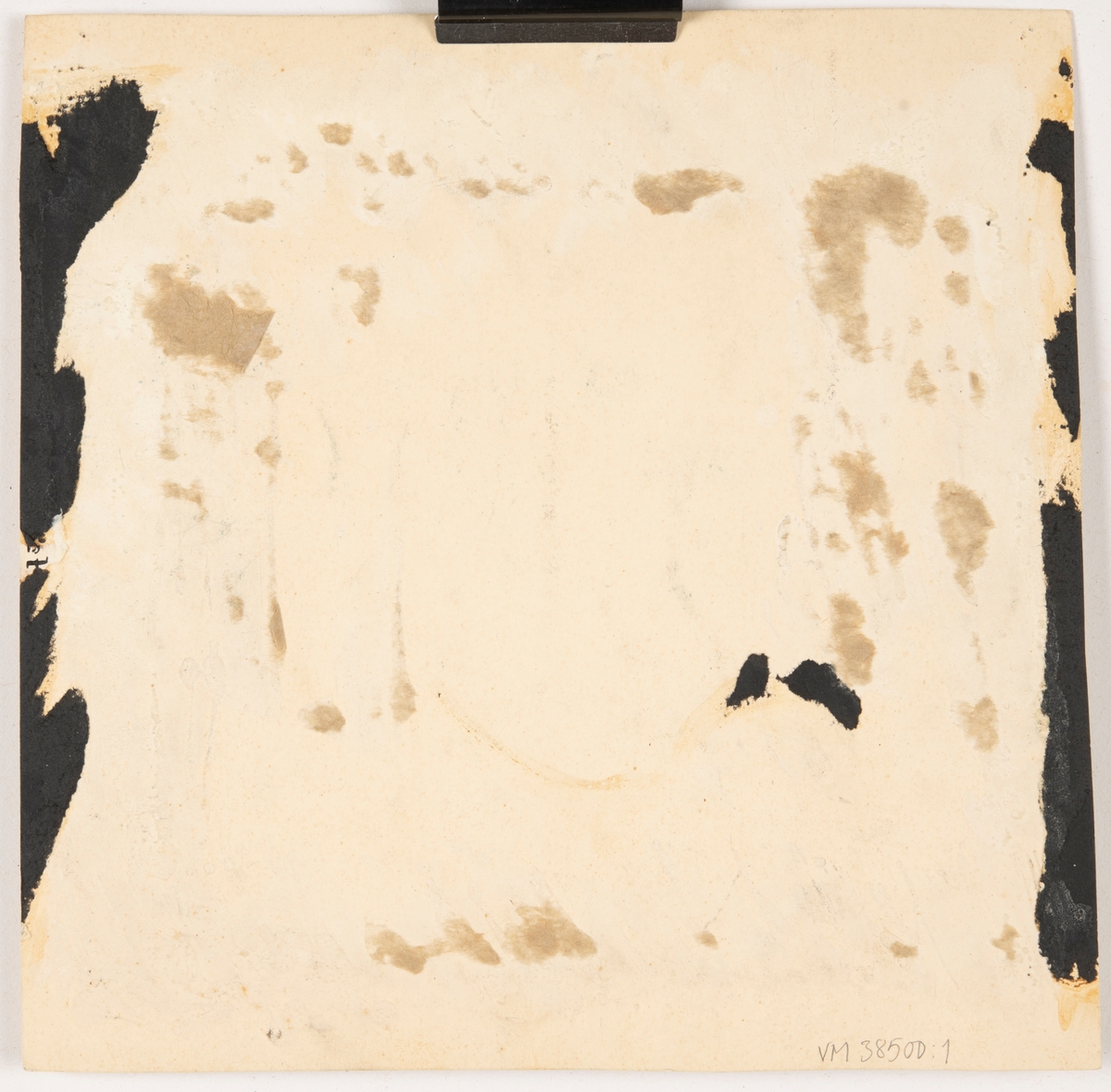 Illustration av dikten "Jonte och Brunte" av Gustaf Fröding, publicerad i "Gitarr och dragharmonika" år 1891.

En häst drar ett stort hölass på en ojämn skogsväg. En man sitter uppe på hölasset. Han håller en piska och ser sliten ut. Hästen kollar förvirrat bak mot mannen och hölasset. I förgrunden ligger en sjö och i bakgrunden finns en skog.