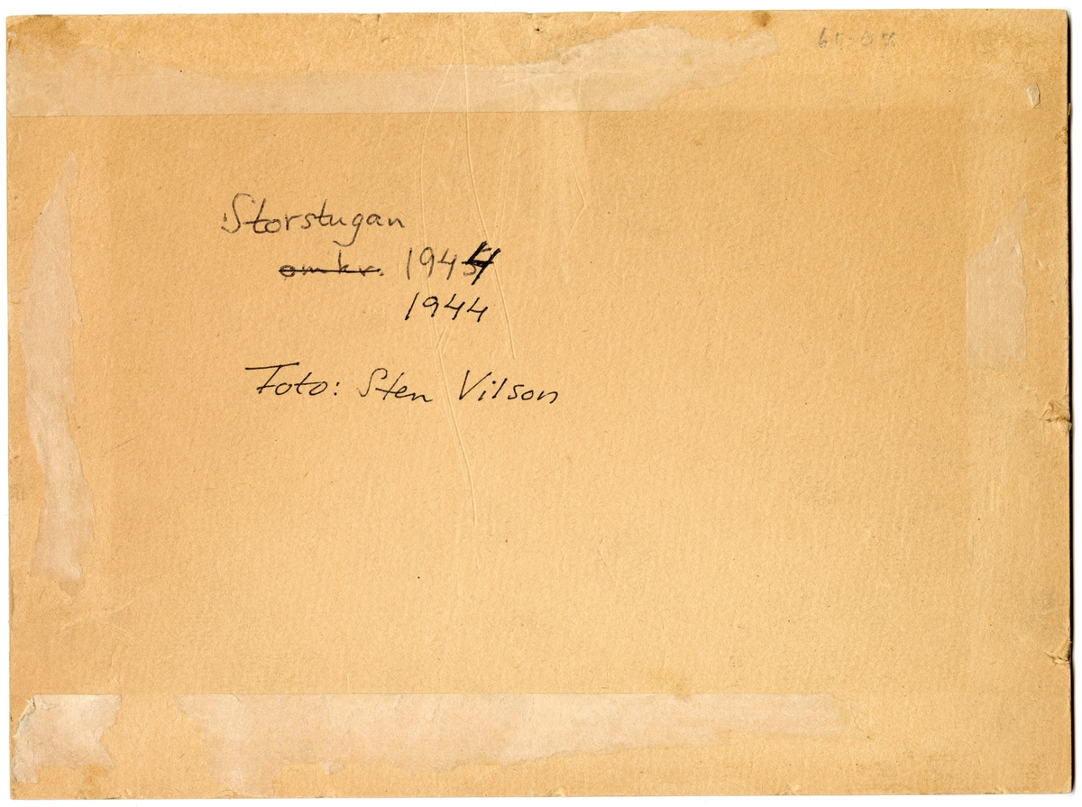 Illustration av dikten "Lelle Karl-Johan" av Gustaf Fröding, publicerad i "Stänk och flikar" 1896.

En kvinna och en pojke står vända mot betraktaren. Kvinnan håller sin hand på pojkens huvud och ser mycket uppsluppen ut, pojken har en sur min och snur rinner ur näsan. Bakom dem en soffa i i Karl johan-stil och fotografier i ovala ramar. Utifrån kläder och inredning ser bilden ut att illustera en scen tidigt 1900-tal.