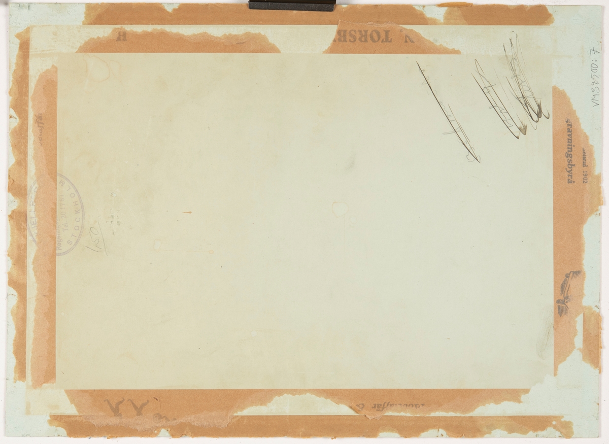 Illustration av dikten "Den evige juden" av Gustaf Fröding, utgiven 1894 i samlingen "Nya dikter". 

I motivets förgrund går en äldre man klädd i en orange fotsid dräkt och sandaler. Han har långt vitt skägg och vandringsstav. På marken där kan går ligger brädor med spikar som står upp som han nästan trampar på. Vid vägkanten ligger döskallar tillsammans med bland annat mynt, ett kugghjul, ett svärd, ett glas och en flaska. I bakgrunden till vänster om mannen syns två soldater liggandes bakom en stenmur, de skjuter en man som går på ett gravfält med kors. Bakom fältet brinner en fallande kyrka. I bakgrunden på bildens högra sida finns tre scener. En man och ett skelett står om varsin sida om en dansande kvinna iklädd endast en blomsergirlang. Snett bakom dem dansar tre barn och en kvinna runt en klädd julgran. Bakom dem står en stridsvagn och kanon på en kulle som skjuter mot den brinnande kyrkan. Bortom kullen syns en stad med höghus. Bland natthimlens stjärnor flyger stridsplan som släpper ner bomber mot staden, även en flygfarkost.

Dikten grundar sig på legenden om den vandrande juden Ahasverus som blev dömd att vandra på jorden fram till domedagen.