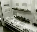 Den permanenta utställningen fotograferad 1987. Modeller av torpedbåtar från sent 1800-tal i monter.