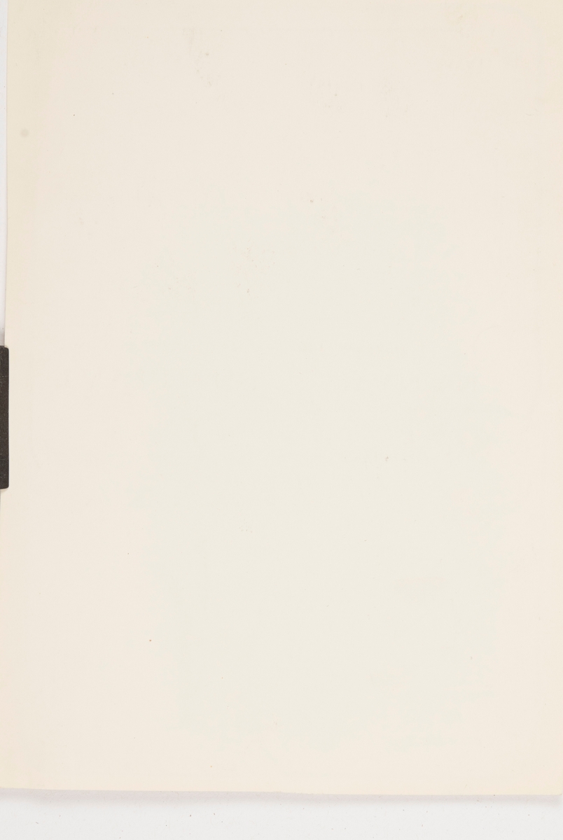 Illustration till bokomslag, "Ungdomens idrottsbok".

Bokens titel står överst i bilden. En man på skidor sitter på en snötäckt kulle. Benen pekar åt varistt håll och skidorna står rätt upp, i händerna håller han stavar. Han ser förvirrad ut. Bakgruden är blå och det snöar vita snöflingor.