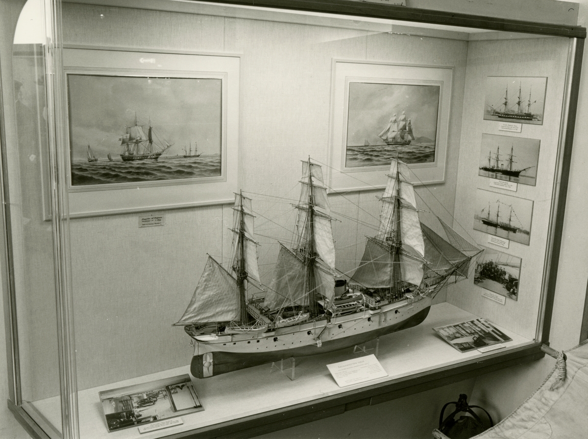 Den permanenta utställningen fotograferad 1987. Fartygsmodell av ångkorvetten FREJA.