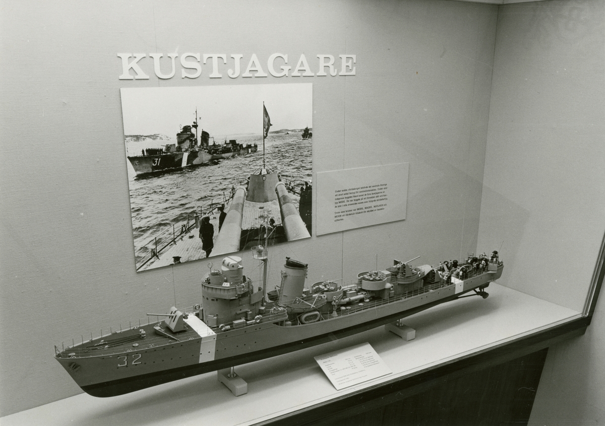 Den permanenta utställningen fotograferad 1987. Monter om kustjagare av Mode-typ med fartygsmodell av kustjagaren MJÖLNER.