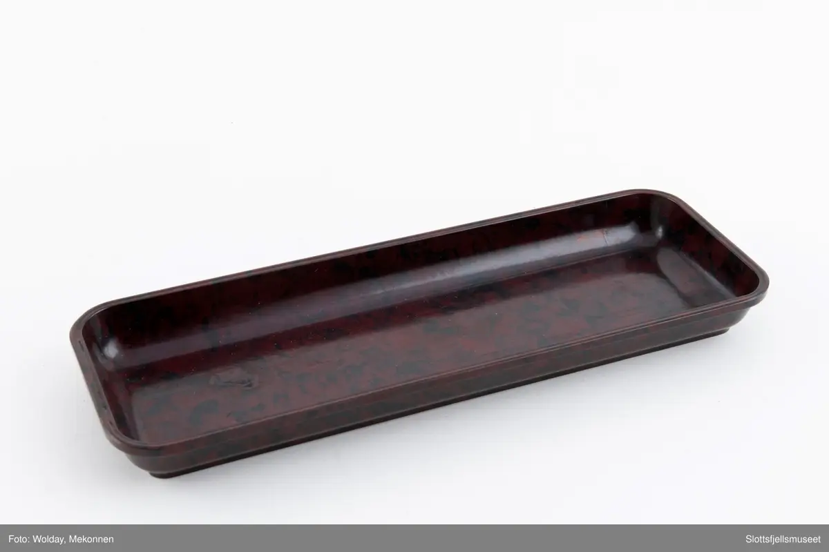 Skål til skrivesaker. Brun plast. Svart marmorering