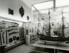 Den permanenta utställningen fotograferad 1987. Montrar med vapen och 1600-talsmodellen av skappet AMARANT.