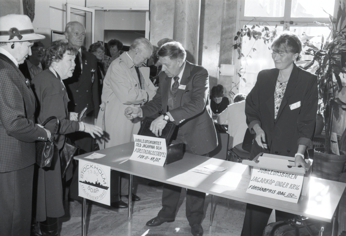 Utställningen "Italienjagarna". "Italienexp. 50 år, 7.3.90. Stockholm". Försäljning av jubileumskortet och jubileumsboken i entréhallen.