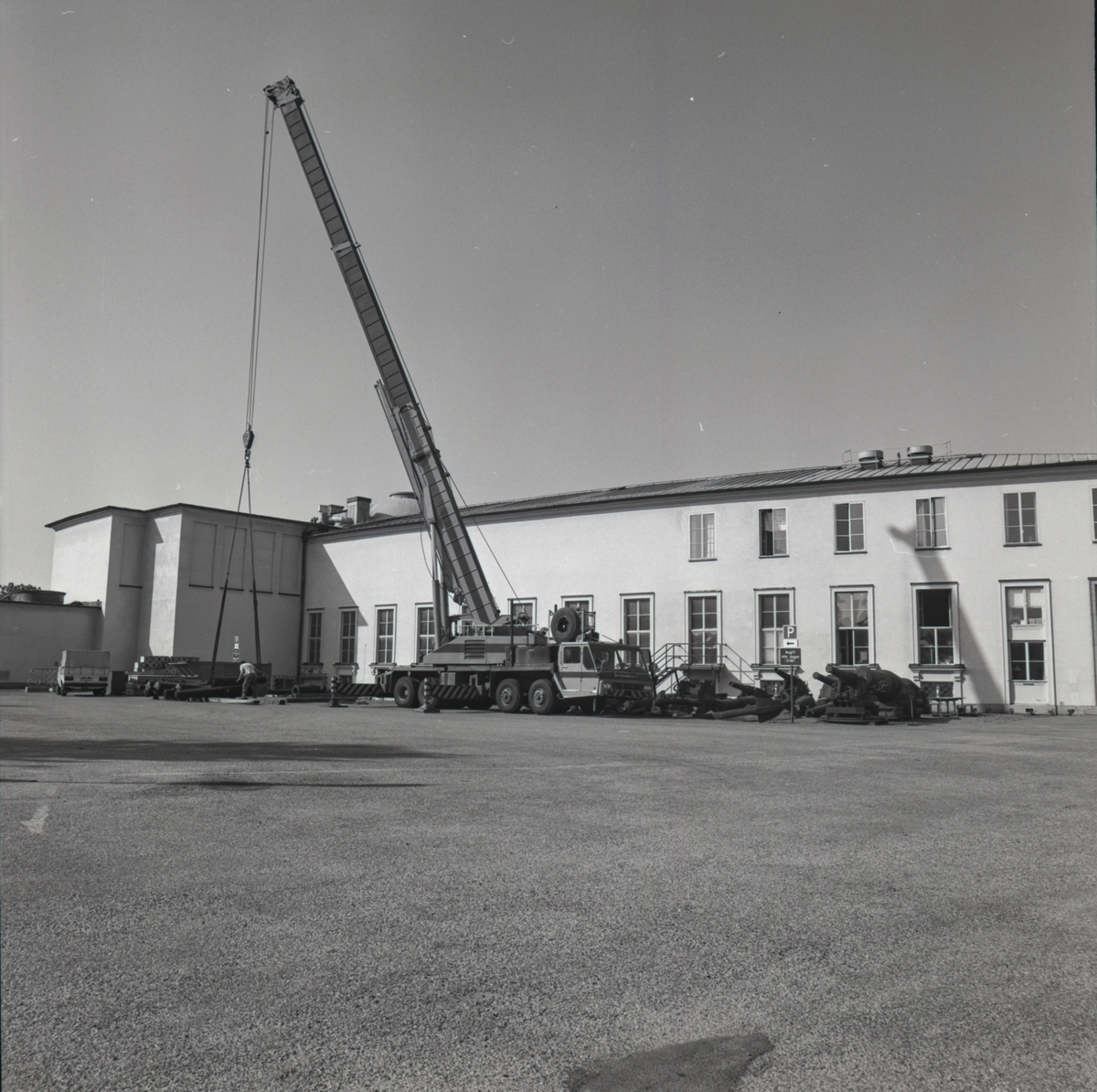 Arbetet med uppförandet av kanonerna på Kanongården vid museets baksida. Tunga lyft med kranbil.