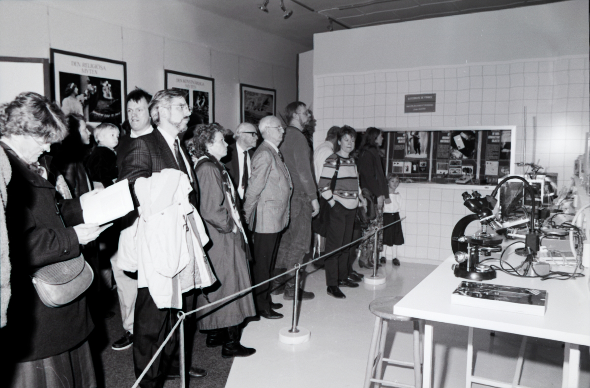 Utställningen "Titanics skatter". Stort besökarantal vid utställningens del som visar konserveringslabbet.