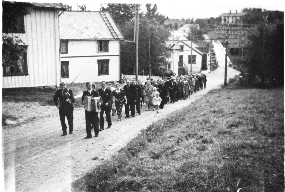 Bryllupsopptog ved Krobakken, Strømmen, Rissa