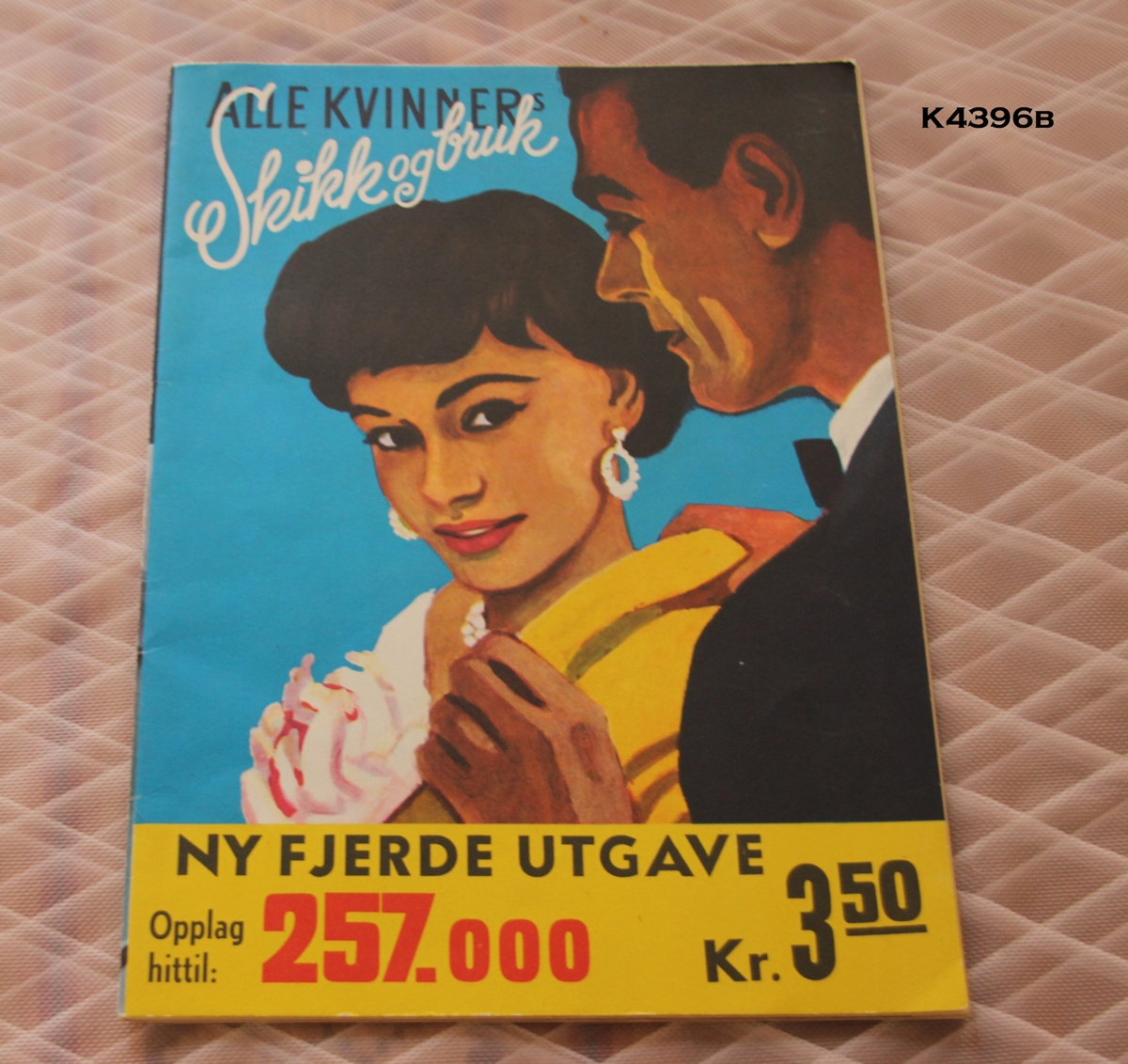 a) Kurv: Satt sammen av flettet trespon.
b) Blad: Skikk og bruk.
c) Kritt: Pelikan (3 stk.)
d) Linpose med snor og monogram.
e) Neglremover: Fjerner neglelakk.
f) Bilde av Ole-mann limt på papp.
g) Bilder av cruise-skip (5 stk.).
h) Girlander: Kan trekkes ut som et trekkspil.
i) Sigarett-boks.
j) Portemone. Sort med gulldekor.
k) Balaklava i ull. Offwhite