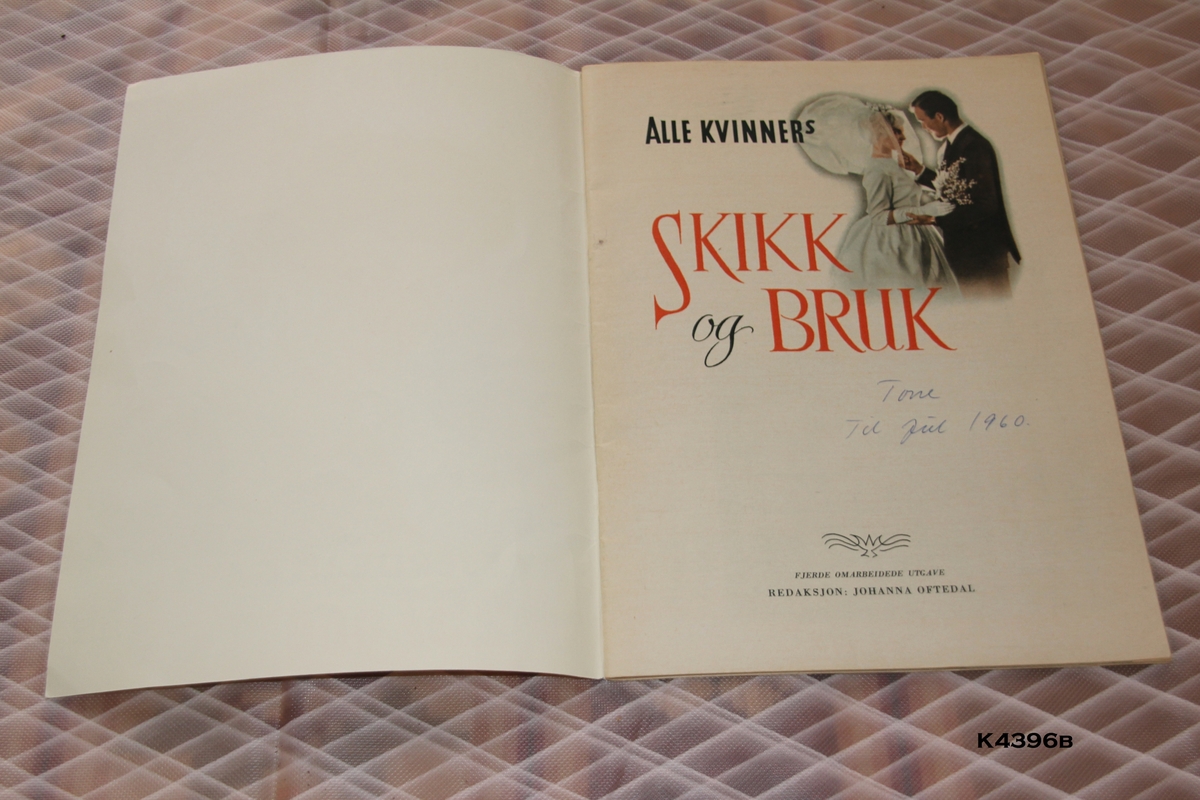 a) Kurv: Satt sammen av flettet trespon.
b) Blad: Skikk og bruk.
c) Kritt: Pelikan (3 stk.)
d) Linpose med snor og monogram.
e) Neglremover: Fjerner neglelakk.
f) Bilde av Ole-mann limt på papp.
g) Bilder av cruise-skip (5 stk.).
h) Girlander: Kan trekkes ut som et trekkspil.
i) Sigarett-boks.
j) Portemone. Sort med gulldekor.
k) Balaklava i ull. Offwhite