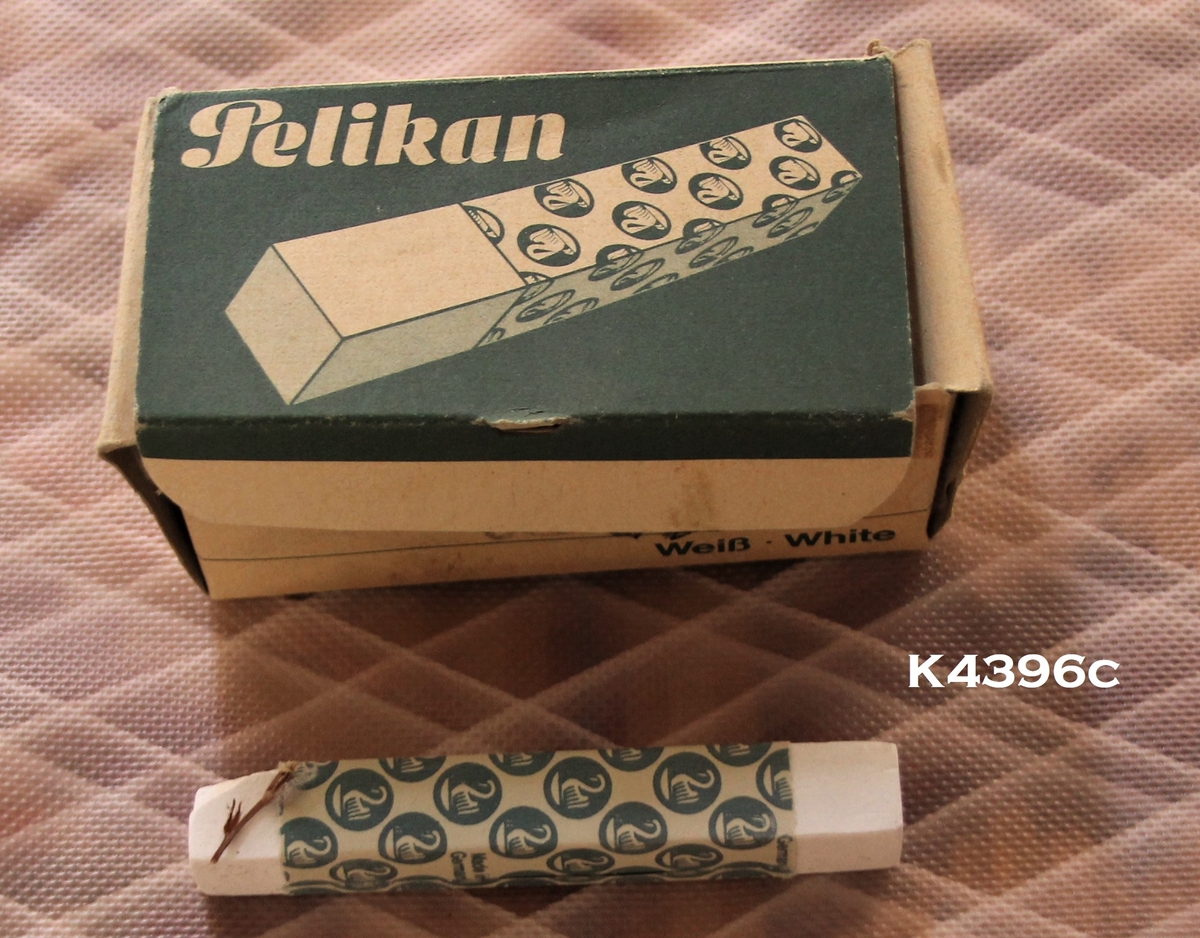 a) Kurv: Satt sammen av flettet trespon.
b) Blad: Skikk og bruk.
c) Kritt: Pelikan (3 stk.)
d) Linpose med snor og monogram.
e) Neglremover: Fjerner neglelakk.
f) Bilde av Ole-mann limt på papp.
g) Bilder av cruise-skip (5 stk.).
h) Girlander: Kan trekkes ut som et trekkspil.
i) Sigarett-boks.
j) Portemone. Sort med gulldekor.
k) Balaklava i ull. Offwhite