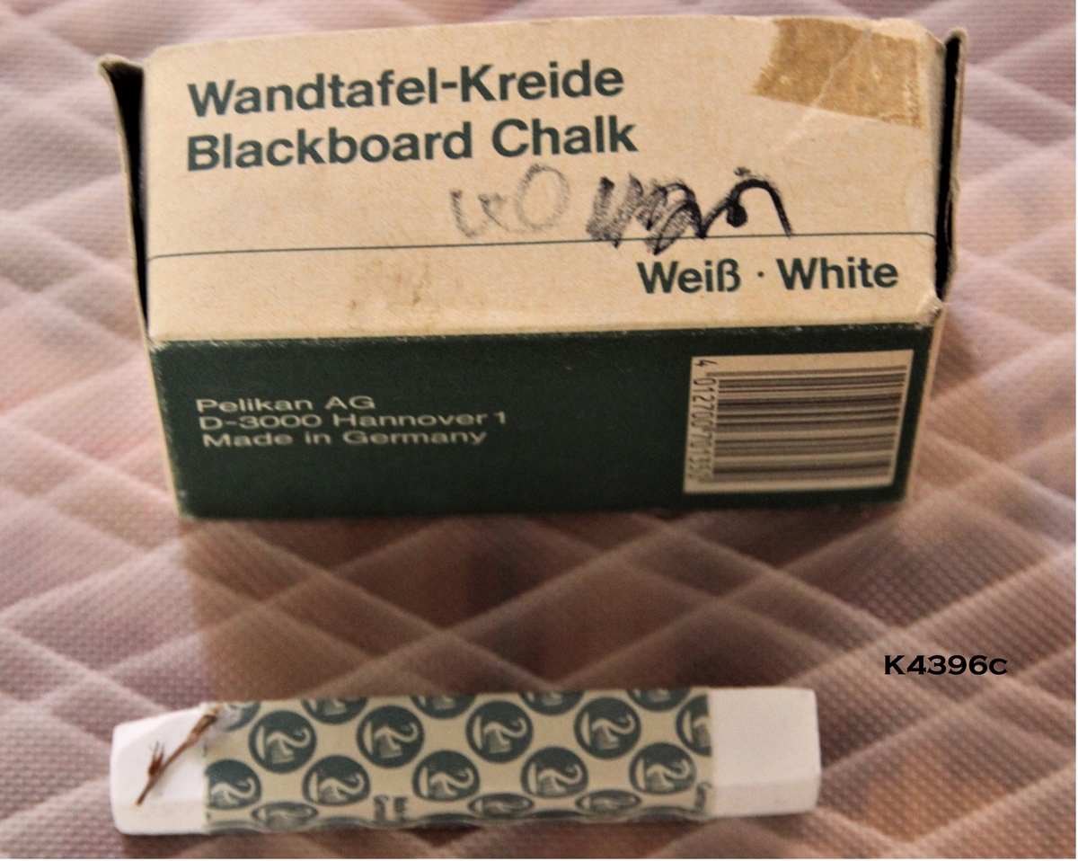 a) Kurv: Satt sammen av flettet trespon.
b) Blad: Skikk og bruk.
c) Kritt: Pelikan (3 stk.)
d) Linpose med snor og monogram.
e) Neglremover: Fjerner neglelakk.
f) Bilde av Ole-mann limt på papp.
g) Bilder av cruise-skip (5 stk.).
h) Girlander: Kan trekkes ut som et trekkspil.
i) Sigarett-boks.
j) Portemone. Sort med gulldekor.
k) Balaklava i ull. Offwhite