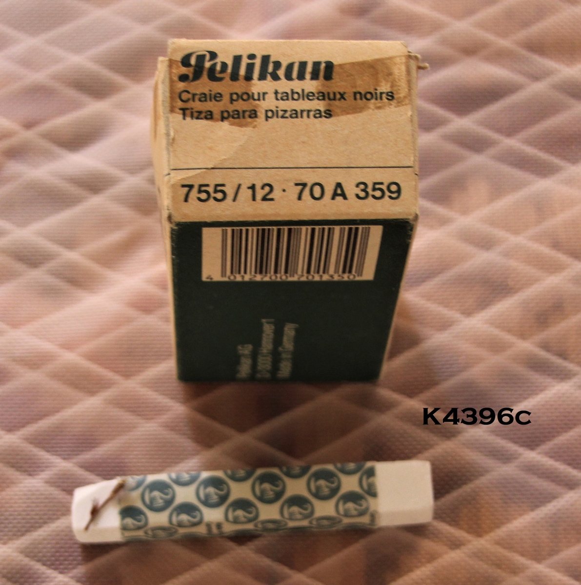 a) Kurv: Satt sammen av flettet trespon.
b) Blad: Skikk og bruk.
c) Kritt: Pelikan (3 stk.)
d) Linpose med snor og monogram.
e) Neglremover: Fjerner neglelakk.
f) Bilde av Ole-mann limt på papp.
g) Bilder av cruise-skip (5 stk.).
h) Girlander: Kan trekkes ut som et trekkspil.
i) Sigarett-boks.
j) Portemone. Sort med gulldekor.
k) Balaklava i ull. Offwhite