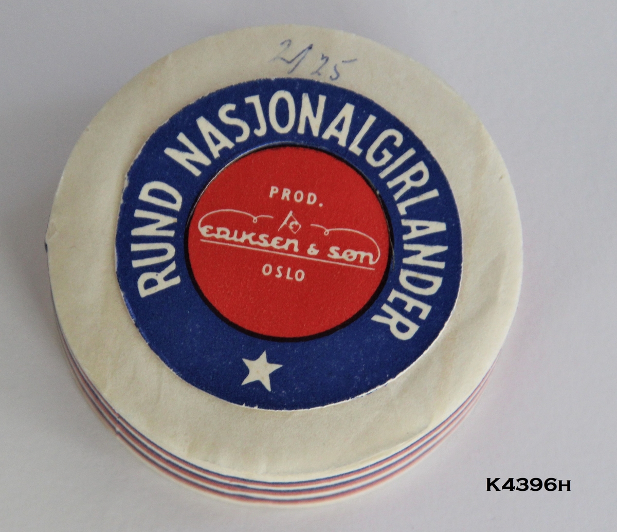 a) Kurv: Satt sammen av flettet trespon.
b) Blad: Skikk og bruk.
c) Kritt: Pelikan (3 stk.)
d) Linpose med snor og monogram.
e) Neglremover: Fjerner neglelakk.
f) Bilde av Ole-mann limt på papp.
g) Bilder av cruise-skip (5 stk.).
h) Girlander: Kan trekkes ut som et trekkspil.
i) Sigarett-boks.
j) Portemone. Sort med gulldekor.
k) Balaklava i ull. Offwhite