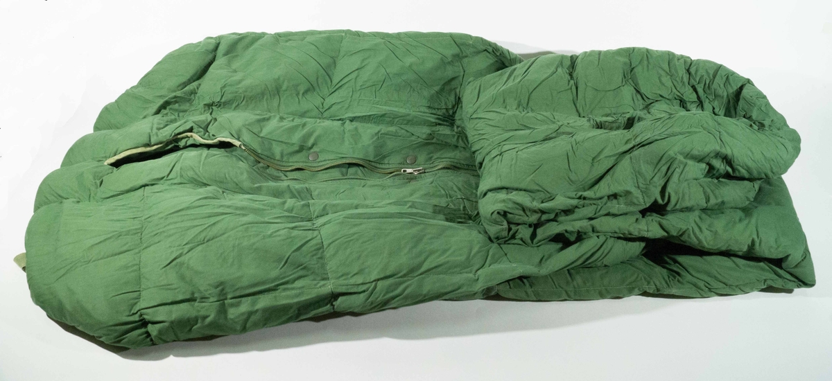 Grön Caravan dunsovsäck tillverkad av Nordiska Fjäderfabriken AB. Har Tre Kronor stämpel.