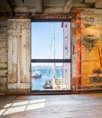 Bildet er et utsiktsbilde fra Bødtker rommet på museet og ut i havnen en nydelig sommerdag