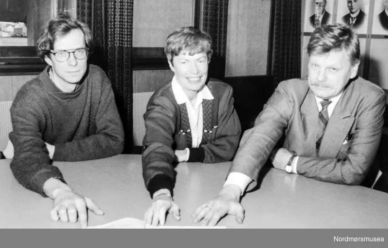 Admin. leder for Norsk Hydro i Kristiansund Anne Berit Offenberg overrakte en sjekk på 200.000 kroner som jubileumsgave til ordfører Harald Stokke (t.h.) som gav sjekken videre til museumsbestyrer Sverre Svendsen. Dette i følge Tidens Krav av 22. desember 1992. Bildet er fra avisa Tidens Krav sitt arkiv i tidsrommet 1970-1994.