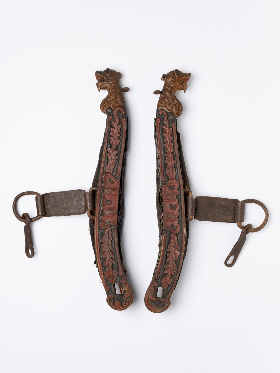 dyrehode (drage), bladranker (akantus), blomster, prikkdekor