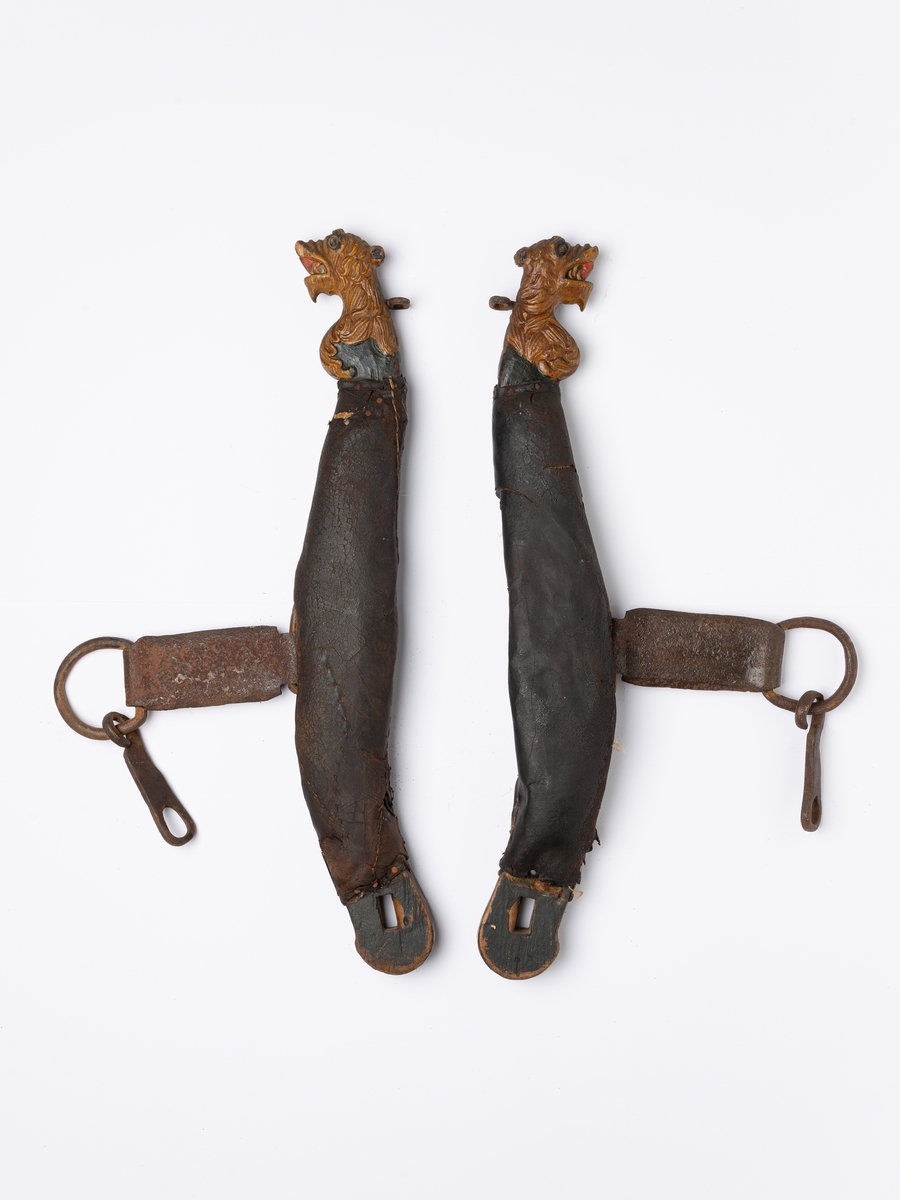 dyrehode (drage), bladranker (akantus), blomster, prikkdekor