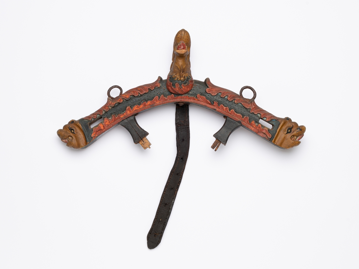 dyrehode (drage), bladranker (akantus), blomster, prikkdekor