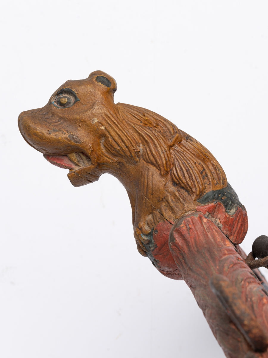 dyrehode (drage), bladranker (akantus), blomster, prikkdekor