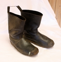 Støvler. Par. Sort lær. Skaft med hempe. Overlæret festet med stifter til trebotner. 