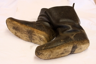 Støvler. Par. Sort lær. Skaft med hempe. Overlæret festet med stifter til trebotner. 