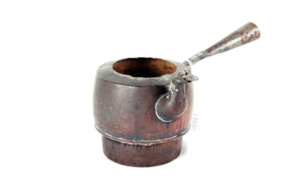 Kaffekokare med handtag av järn.
Anmärkning: * Mått: 175 mm hög med lock. 140 mm långt med handtag.