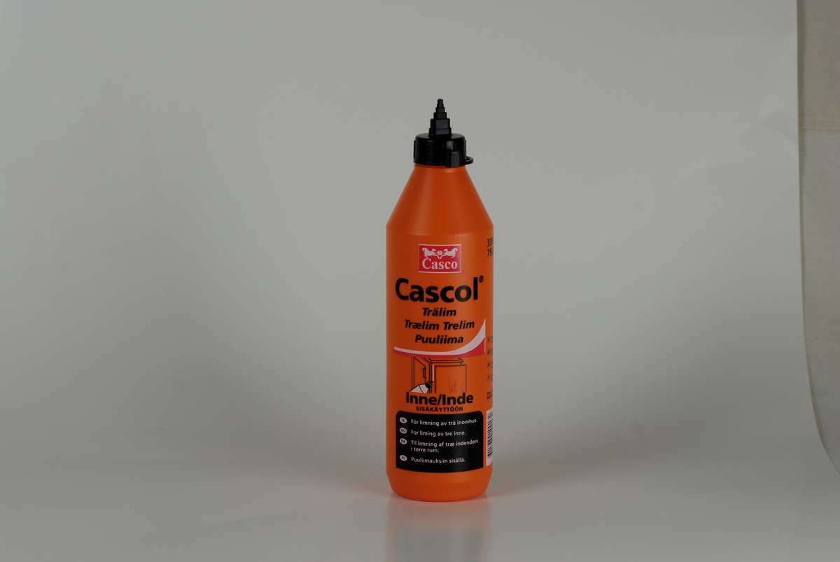 Orange plastflaska med svart kork med en brytbar "pip" på toppen av korken. Korken avsmalnar mot mynningen i olika etapper. Flaskan har en röd logga med vit text: "casco" samt 2 vita hästar ovanför texten. Flaskan har också en svart text med bl.a. orden "Casco I Trälim..."  samt ett svart parti med vit text på nederdelen av flaskan som beskriver användningsområdet på olika språk, bland annat svenska: "Förlimning av trä inomhus". På baksidan av flaskan finns en svart text med instruktioner på användning.
Limflaskan/behållaren är tom.
Trälim, inne.